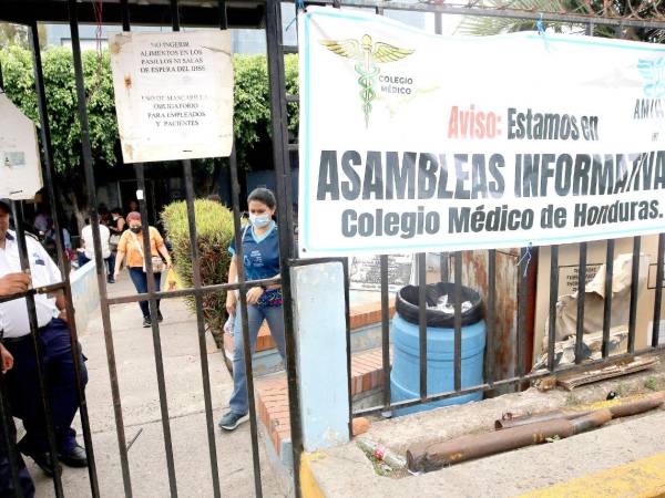 Mientras el gremio médico y las autoridades se ponen de acuerdo, los platos rotos los pagan quienes dependen del sistema público de salud.