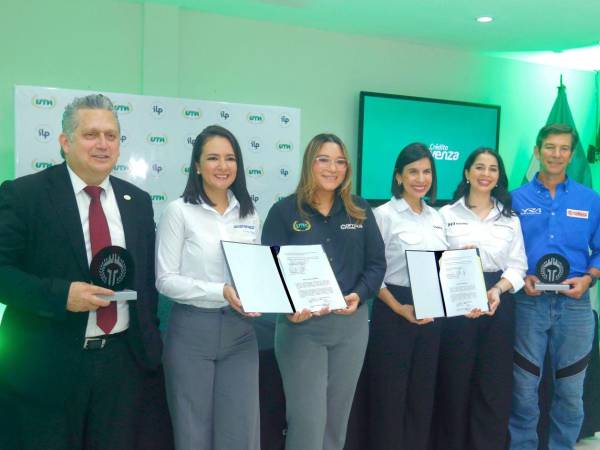 Representantes de UTH, Óptimus Card y Grupo ILP participaron en la firma del convenio que beneficia a los estudiantes y colaboradores.