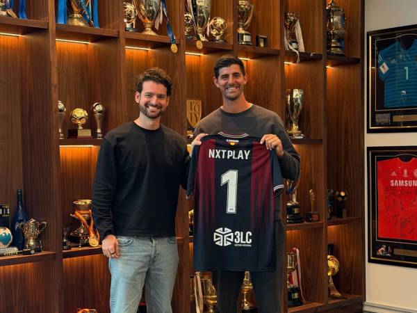 Así fue anunciado Thibaut Courtois como dueño del equipo CD Extremadura de España.
