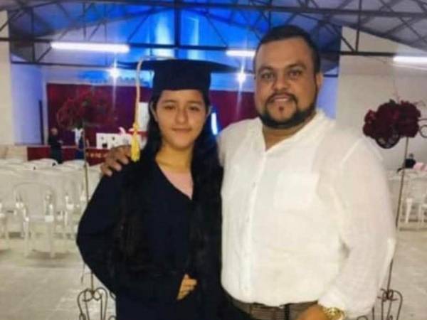 Foto en vida de Angie Delcid Domínguez, hija del locutor Wilmer Gálvez, quien acá la abraza.