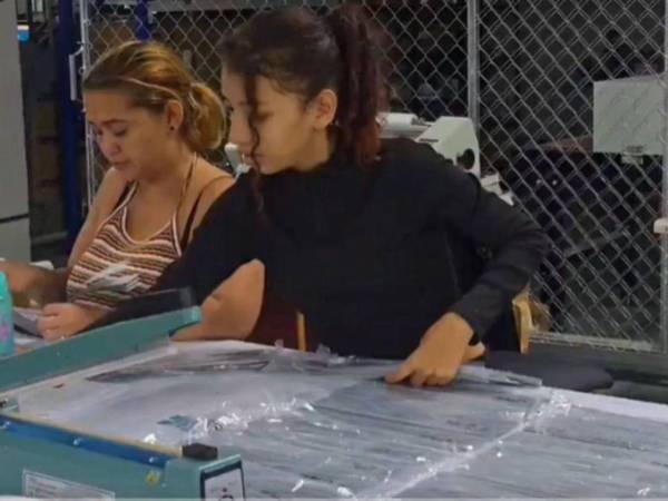 El CNE implementó cintas de seguridad para evitar la manipulación de maletas electorales.