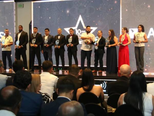 Entre reconocimientos individuales y colectivos, la noche fue avanzando con protagonistas que subieron al escenario para recibir sus galardones.