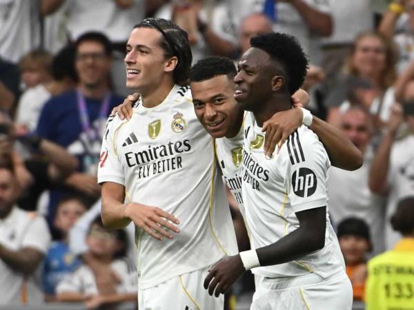 Kylian Mbappé celebrando su golazo con Vinicius y Álvaro Carreras en el Real Madrid - Espanyol.