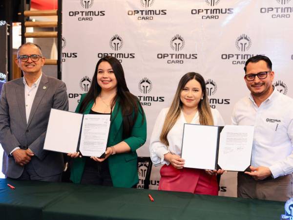 Firmaron el convenio los representantes de UTH, Optimus Card y Grupo Comidas. El evento se llevó a cabo en Pizza Hut ubicado en el bulevar del Norte, en San Pedro Sula.