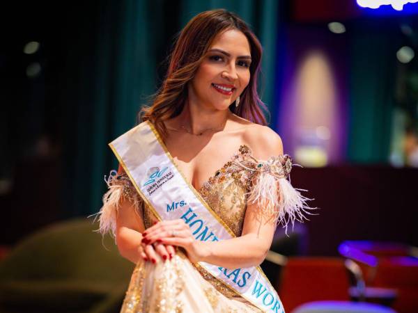 Graciela Serrano Monterola en fotografías recientes tomadas en el Times Square de Nueva York, Estados Unidos, previo al evento internacional Mrs. World 2026, que se celebrará en Las Vegas, Nevada.