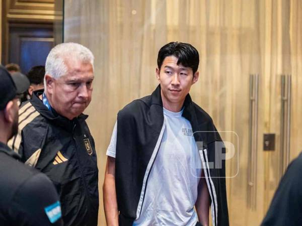 La estrella surcoreana Heung Min Son en su salida del hotel rumbo al estadio.