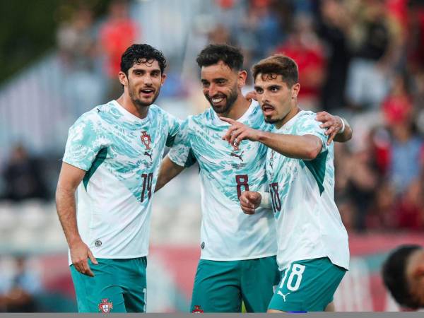 Bruno Fernandes celebrando su golazo anotado en la victoria de Portugal ante Chile.