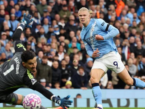 Erling Haaland al momento de su definición en uno de los goles que le marcó al Manchester United.