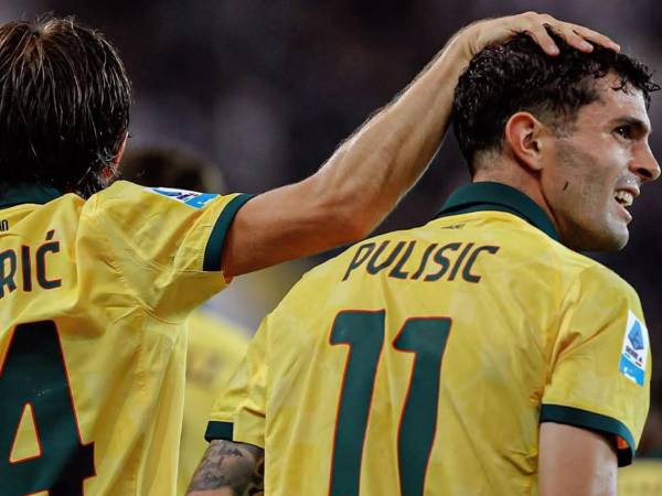 Puilisic siendo felicitado por Luka Modric en la goleada del AC Milan ante Udinese.