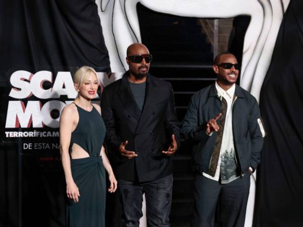 Los actores estadounidenses Ana Faris (i), Marlon Wayans (c) y Shawn Wayans posan durante la alfombra roja de la película Scary Movie 6 este martes, en Ciudad de México (México).