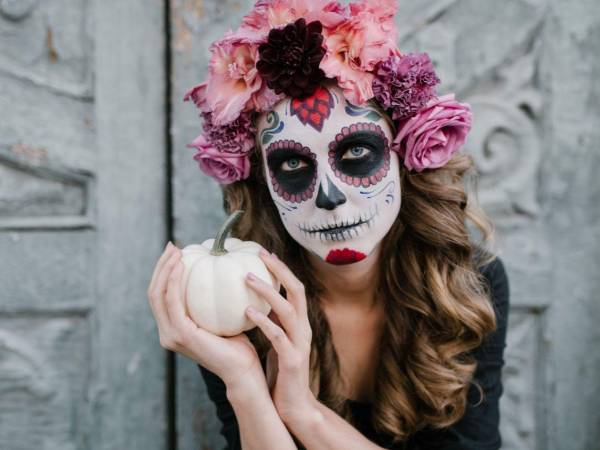 “Para el habitante de Nueva York, París o Londres, la muerte es la palabra que jamás se pronuncia porque quema los labios. El mexicano, en cambio, la frecuenta, la burla, la acaricia, duerme con ella, la festeja”, recordaba Octavio Paz.