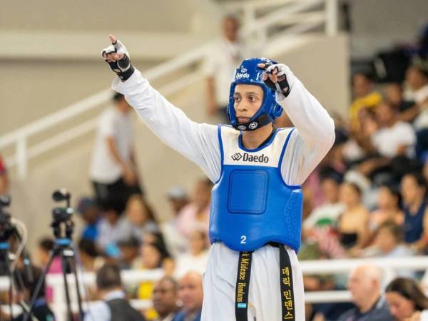 Derek Midence celebra con emoción su clasificación a la gran final de la categoría -54 kg, resultado que aseguró la primera medalla para Honduras en los Juegos Centroamericanos y del Caribe 2026.