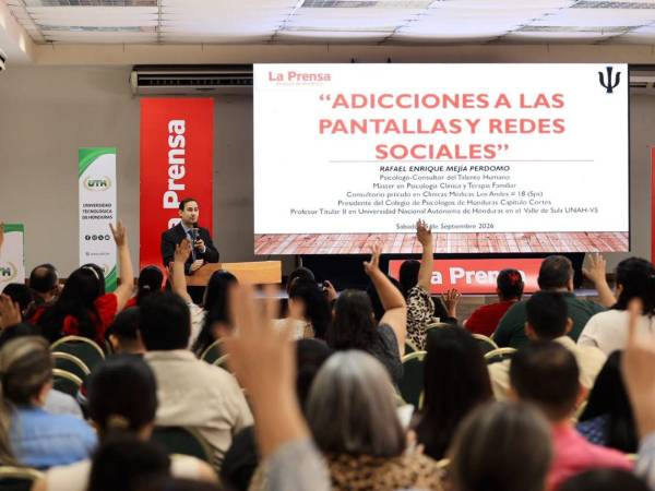 Rafael Mejía Perdomo, presidente del Colegio de Psicólogos de Honduras capítulo Cortés imparte la charla de Adicción a Pantallas y Redes Sociales durante el taller para docente de Mente Sana.