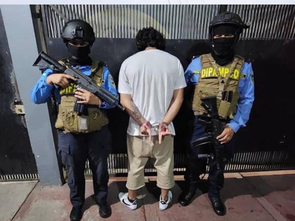 Se decomisó munición de uso prohibido, chaleco antibalas y droga lista para su distribución