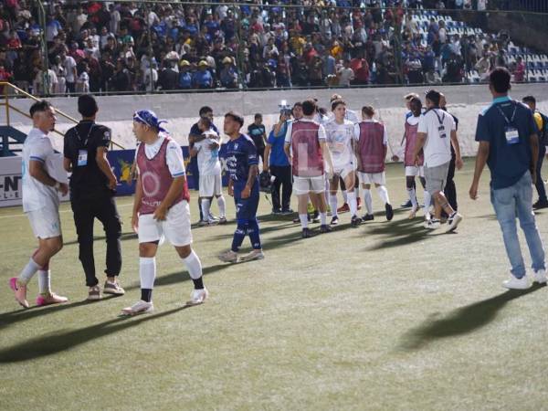 Los jugadores armaron el zafarrancho tras la acción en los primeros minutos del partido.