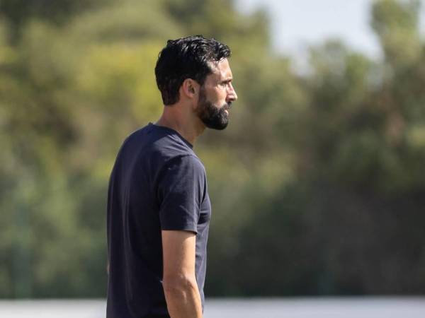 Álvaro Arbeloa afronta esta temporada un nuevo y ambicioso reto en su carrera como entrenador tras convertirse en el nuevo director técnico del Fulham de la Premier League.