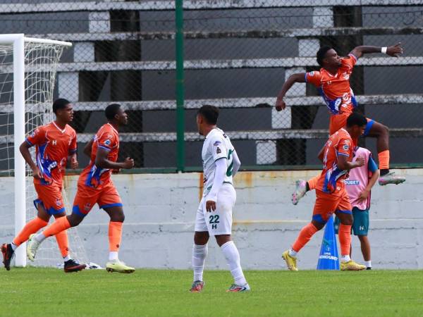 Daniel Carter Bodden celebrando su gol que adelantó a la UPN contra el Platense.