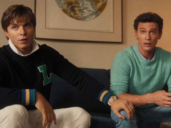 Cooper Koch es Erik Menéndez y Nicholas Chavez es Lyle Menéndez en la serie ‘Monstruos: La historia de Lyle y Erik Menéndez’ de Netflix.