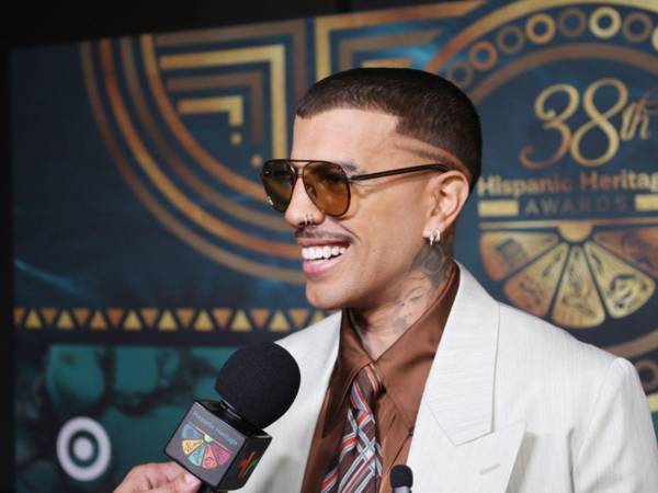 El cantante y compositor puertorriqueño, Rauw Alejandro, habla con periodistas durante la alfombra roja de los Premios de la Herencia Hispana 2025.