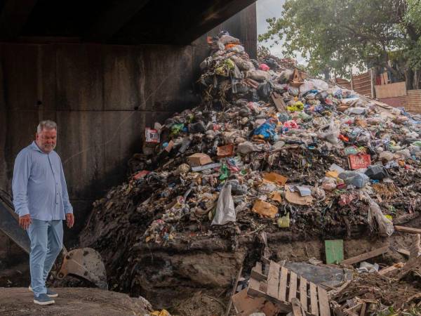 Los sampedranos pagan tasas especiales por la recolección de basura que no se pueden invertir en otros servicios. En la foto, el alcalde Roberto Contreras supervisando una de las obras.