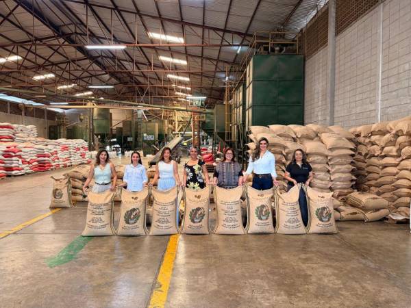La primera exportación marca un nuevo paso para las mujeres cafetaleras.