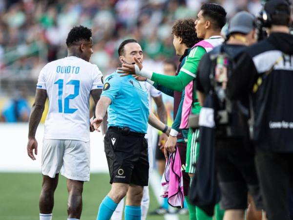 Romell Quioto y Memo Ochoa se agarraron en el inicio del duelo.