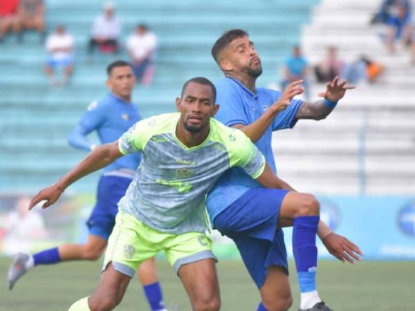 Gabriel Araújo de Génesis y Jerry Bengtson del Olancho FC, tuvieron varias disputas del balón.