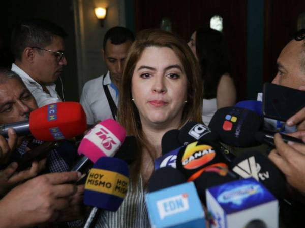 Cossette López durante una conferencia de prensa en Tegucigalpa.