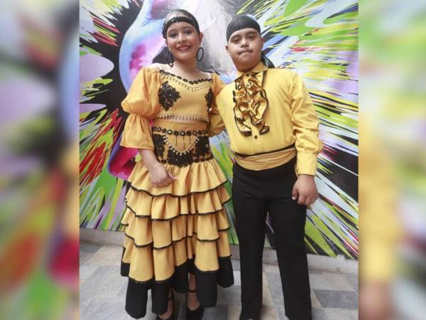 Los bailarines Carlota Alexandra Zelaya Girón (11) y Andrés Eliel Mejía Mejía (14).