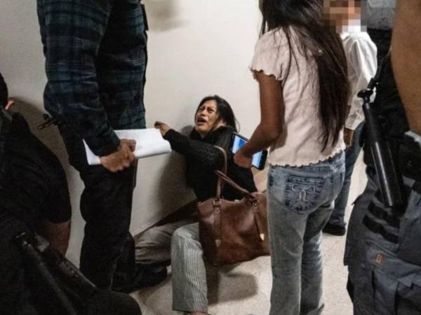 El video divulgado muestra a agentes armados con equipo táctico, entrando al hogar con linternas en mano, en la madrugada del jueves 13 de noviembre, mientras la familia aún dormía.