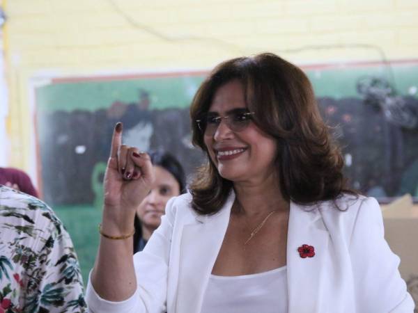 Rixi Moncada, candidata presidencial de Libre, durante ejercía el voto.