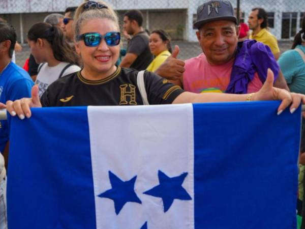 Hondureños durante el colorido desfile de carrozas navideñas en El salvador.