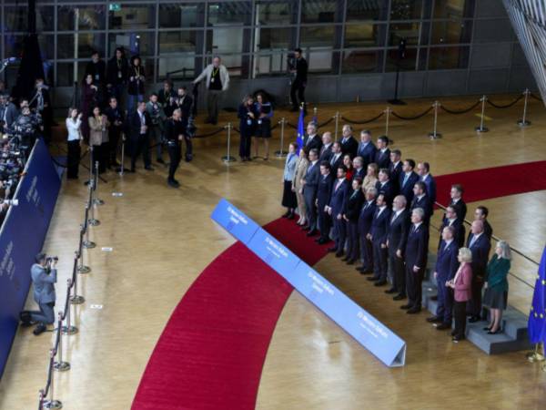 La Unión Europea (UE) llamó este domingo a una transición pacífica en Venezuela respetuosa con su soberanía y pidió calma y moderación.