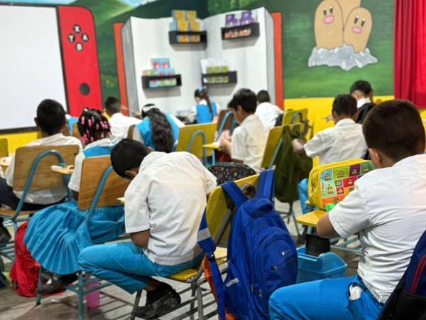 La Secretaría de Educación enfatizó que esta decisión busca reducir la exposición de la comunidad educativa a las altas temperaturas y a la contaminación del aire.