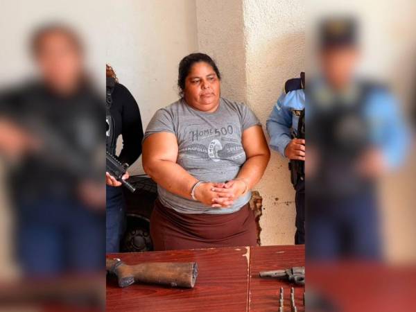 Momentos de la detención de la sospechosa por suponerla responsable del delito de portación ilegal de arma de fuego de uso comercial.