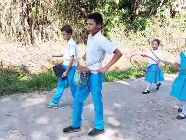 Padres de familia piden ayuda para que los pequeños cumplan su deseo de rendir honor a la patria con tambores auténticos.