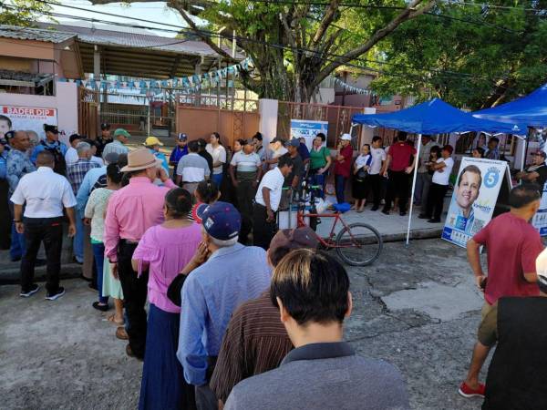 Ceibeños hacen fila en un centro de votación para ejercer el sufragio.
