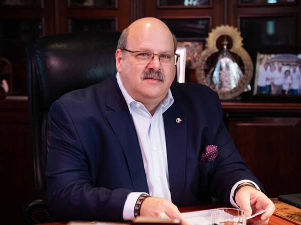 Se trata de una publicación con fines de phishing (o estafa digital) que utiliza videos manipulados para simular que Canahuati Larach respalda la plataforma.