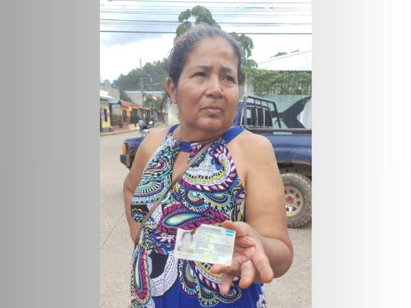 Doña Gladiz Ortega muestra como le dejaron el DNI por no querer dejarlo en Banasupro.