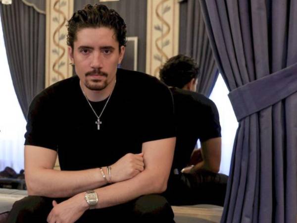 La salud de Alex Fernández generó preocupación entre sus seguidores después de que el cantante fuera hospitalizado de emergencia y cancelara su presentación programada para el 15 de septiembre en Culiacán, Sinaloa, como parte de los festejos por el Grito de Independencia de México.