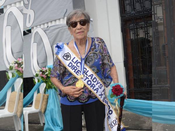 En el año 2022, sus exalumnos rindieron un emotivo homenaje a la maestra Gladys Fajardo, otorgándole el título de “Directora por Siempre del Instituto José Trinidad Reyes”.