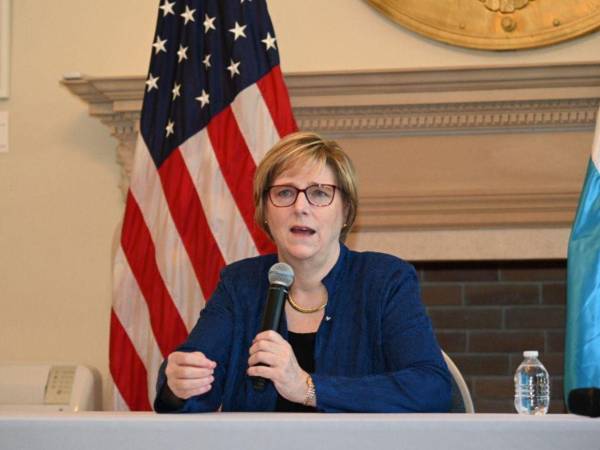 Laura Dogu, embajadora de Estados Unidos en Honduras, concluirá su misión diplomática a finales de abril.