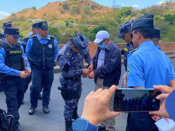 Autoridades salvadoreñas entregando a Jaime Antonio Suárez a policías hondureños.