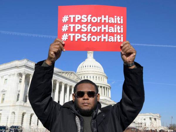 Un activista sosteniendo un letrero que pide Estatus de Protección Temporal (TPS) para Haití en el triángulo del Congreso en Washington, Estados Unidos.
