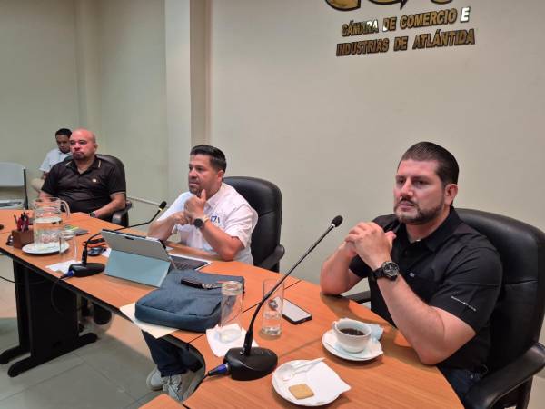 Representantes de la Cámara de Comercio, vendedores ceibeños y el alcalde Bader Dip durante la reunión en la que acordaron buscar regulación legislativa para el comercio oriental.