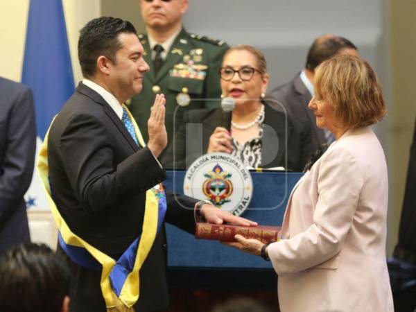 Zelaya jura como alcalde en el Museo para la Identidad Nacional