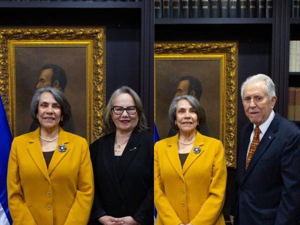 Paz y Zepeda posan junto a la canciller hondureña, Mireya Aguero.