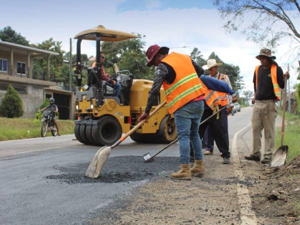 Trabajadores de la SIT durante trabajos de bacheo en una carretera nacional.