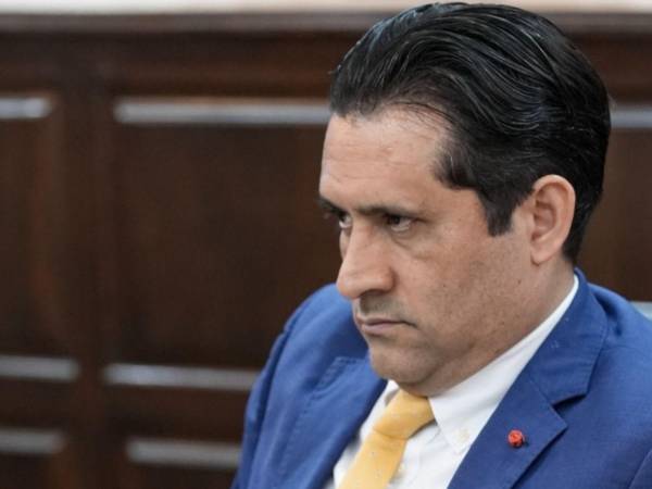 El magistrado del TJE Mario Morazán durante su comparecencia ayer ante la comisión especial nombrada por el Congreso Nacional.