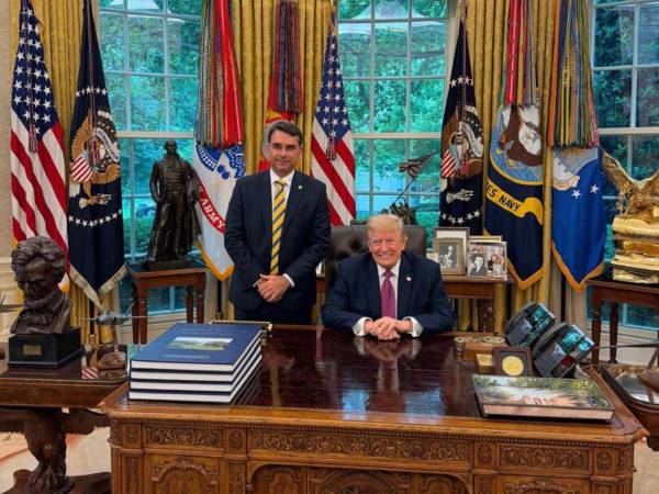 Fotografía tomada de la cuenta oficial en X @FlavioBolsonaro del senador derechista brasileño Flávio Bolsonaro (i) junto al presidente de EE.UU., Donald Trump, este martes en el despacho oval de la Casa Blanca en Washington (EE.UU.).